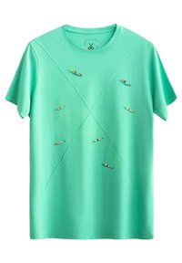 Lichtteal katoenen T-shirt met een diagonale naadontwerp en meerdere kleine, kleurrijke bootillustraties over de voorkant.