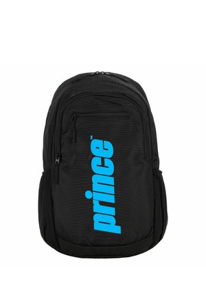 Mochila negra con múltiples compartimentos con cremallera y un gran logo vertical azul "prince" en el bolsillo delantero, diseñada para uso casual o deportivo.