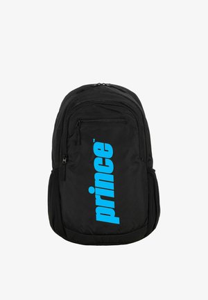 Zwarte rugzak met meerdere ritsvakken en een groot verticaal blauw "prince" logo op het voorvak, ontworpen voor casual of sportief gebruik.