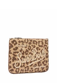 Bolso de mano con estampado de leopardo hecho de material tejido, con cierre de cremallera, texto en blanco que dice "Saint Barth" y "el lugar donde estar".