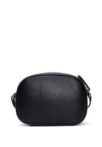 Bolso cruzado de cuero negro con forma rectangular redondeada, superficie texturizada y correa ajustable. Acentuado con herrajes en tono dorado.