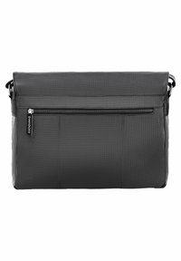 Schwarze Messenger-Tasche mit strukturierter Oberfläche, Reißverschluss-Vordertasche und verstellbarem Gurt. Verfügt über einen Klappenverschluss mit glattem Rand.