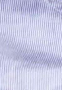 Tessuto a righe blu chiaro con sottili linee verticali, texture liscia e una leggera lucentezza, adatto per abbigliamento o rivestimenti.