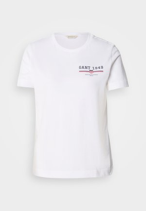 T-shirt en coton blanc avec un col rond, des manches courtes et un logo sur le devant présentant "GANT 1949" en bleu marine et rouge, avec des rayures horizontales.