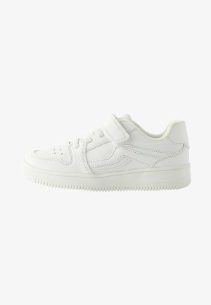 Baskets blanches en cuir avec une texture lisse, dotées d'un design à lacets, d'une sangle à crochets et d'une semelle en caoutchouc texturée.