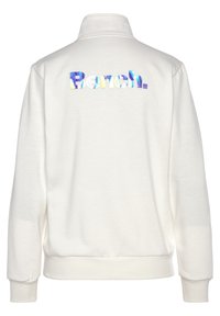 Weißer Pullover mit hohem Kragen und gerippten Bündchen, mit einem schimmernden "Bench."-Logo auf der Rückseite. Weicher Stoff, lässige Passform.