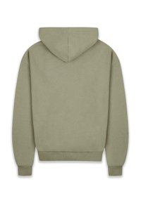 Sudadera con capucha en verde oliva apagado, con textura lisa, puños y dobladillo acanalados, y un suave forro interior. Vista trasera.