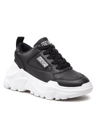 Sneakers neri chunky con tomaia in pelle liscia, suola in gomma bianca e chiusura con lacci; presenta dettagli con logo sui lati.