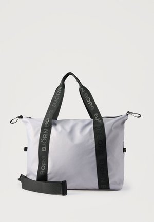 Sac de sport gris clair avec bretelles d'épaule noires et poignées de transport, arborant la marque "BJÖRN BORG" en texte contrastant.