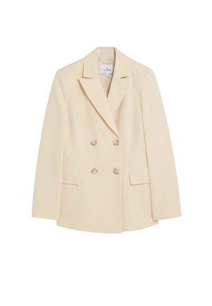 Blazer crema de doble botonadura con solapas con muesca, cuatro botones, mangas largas y dos bolsillos delanteros con solapa sobre fondo blanco.