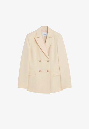 Blazer croisé couleur crème avec revers à encoche, quatre boutons, manches longues et deux poches avant à rabat sur fond blanc.