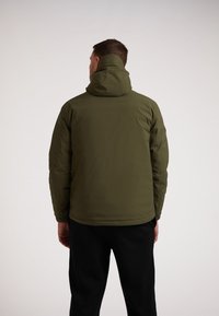 Olivenfarvet isoleret jakke med hætte, glat tekstur og elastiske manchetter. Har en rund afslutning og minimalistisk design.