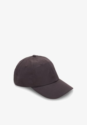 Tumehall hallcap, mis on valmistatud kergest kangast, millel on kumer äär, õmblusdetailid ja ventilatsiooniaukud kroonil.