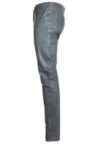Donkergrijze leren broek met een slim fit, met een gladde textuur en subtiele stikseldetails. Geen zakken zichtbaar aan de buitenkant.