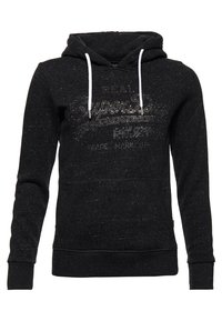 Sudadera negra con capucha y cordones blancos, bolsillo frontal y diseño de texto metálico en el pecho.