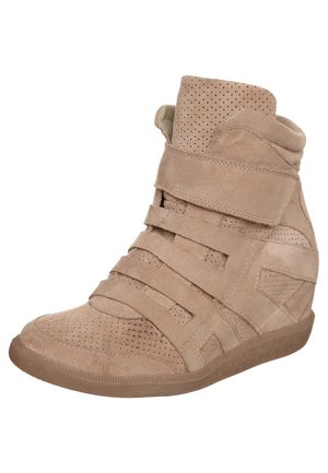 Beige ruskindssneaker med høj top, perforerede detaljer, tre brede remme foran og gummisål.