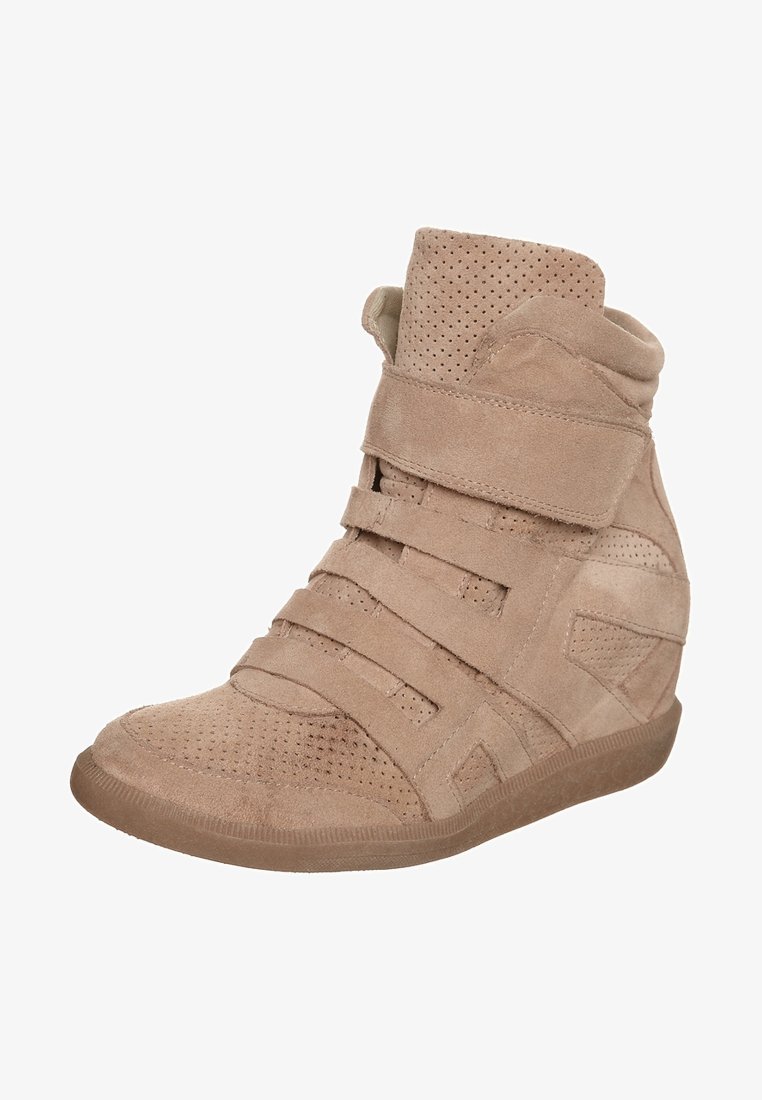 Baskets montantes en daim beige avec détails perforés, trois larges bandes à l'avant et une semelle en caoutchouc.