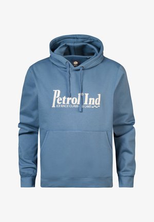 Sudadera de algodón azul con un bolsillo frontal, capucha con cordón y texto gráfico "Petrol Ind" en blanco. Textura suave y corte relajado.