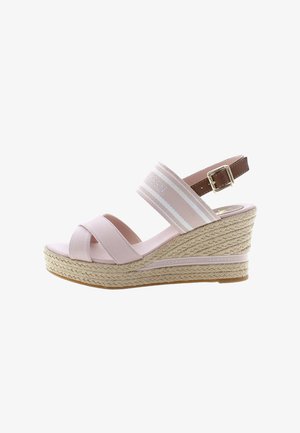 Vaaleanpunaiset kiilakorkosandaalit, joissa on kangaspäällinen, ristikkäiset nauhat ja nilkkaremmi. Niissä on punottu juuttipohja ja koristeelliset logoelementit.