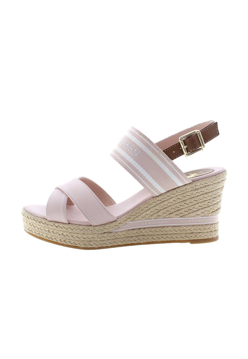 Růžové klínové sandály s textilním svrškem, kříženými pásky a popruhem kolem kotníku. Mají pletenou juteovou podrážku a dekorativní logo akcenty.