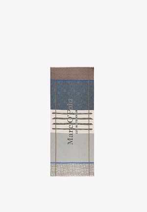 Rechthoekige sjaal met bruine, blauwe, witte en grijze delen, met verticale tekst "Marc O’Polo Established in Stockholm" en gestreepte patronen.