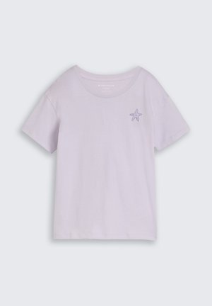 Jasnofioletowy t-shirt z krótkim rękawem z małą wyszywaną rozgwiazdą na lewej stronie klatki piersiowej, prezentowany na jednolitym tle.