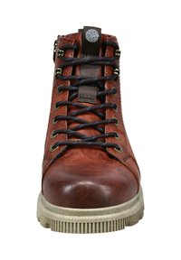 Braune Leder-Ankle Boots mit schwarzen Schnürsenkeln und goldenen Ösen, ausgestattet mit einer strukturierten Außensohle und einem Logodetail an der Zunge.