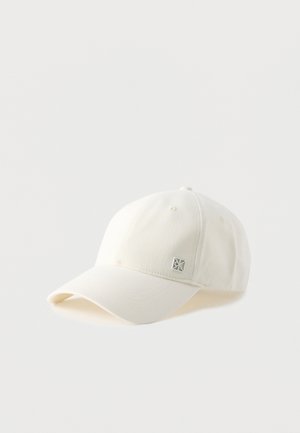 Biela baseballová čiapka z mäkkej tkaniny, s ohnutým šiltom, šiestimi panelmi a malou nášivkou s logom na prednej strane.