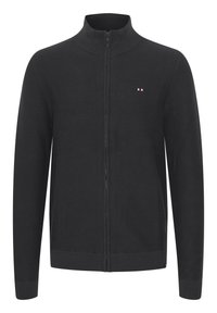 Melns zip-up džemperis ar augstu apkakli, teksturēta ribota auduma un neliels trīskrāsu logo uz krūtīm. Pieguļoši aproces un apakšmala.