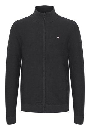 Schwarzer Reißverschluss-Pullover mit hohem Kragen, strukturiertem Rippenstoff und kleinem dreifarbigen Logo auf der Brust. Eng anliegende Bündchen und Saum.