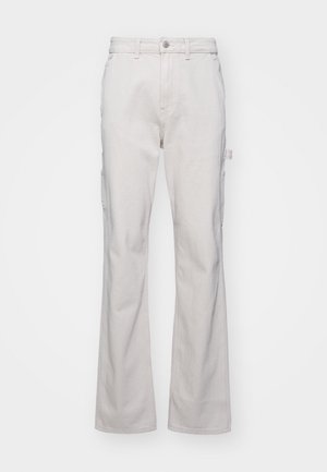 Helle graue Cargo-Hosen mit geradem Bein-Design, ausgestattet mit Seitentaschen und einem Knopfverschluss. Hergestellt aus robustem, strukturiertem Stoff.