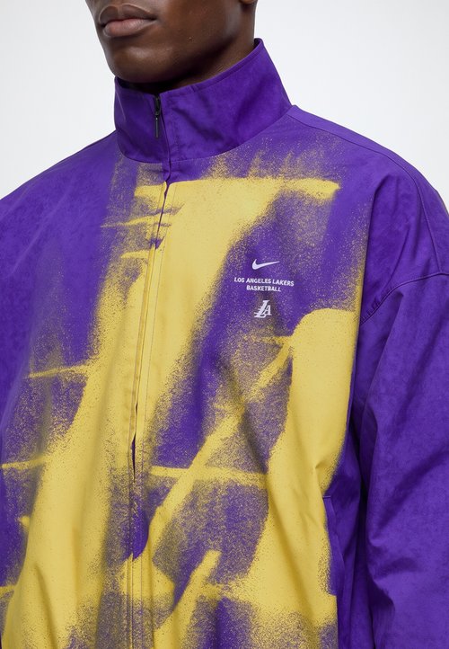 Nike LOS ANGELES LAKERS STANDARD ISSUE WOVEN JACKET - Chaqueta de entrenamiento - field purple/amarillo — photo 6