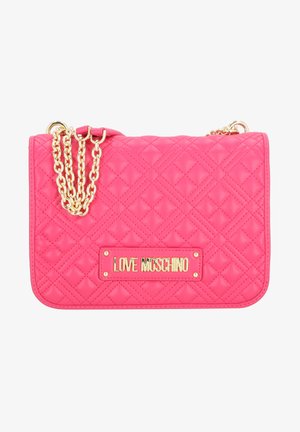 Bolso acolchado de color rosa brillante con asa de cadena dorada y placa con el logo dorado "LOVE MOSCHINO" en el frente.