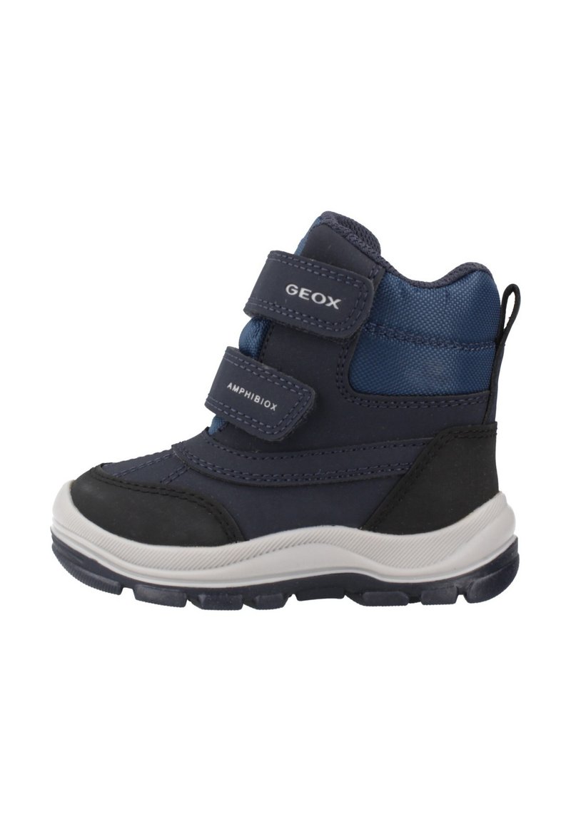 Botas de invierno náuticas para niños en azul marino con dos correas de Velcro, de la marca "GEOX Amphibiox," y una suela de goma gruesa para uso al aire libre.