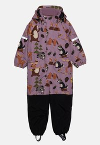 Mono de invierno en color púrpura con estampado de animales del bosque, que incluye capucha, franja reflectante, puños elásticos y piernas negras. Material impermeable.