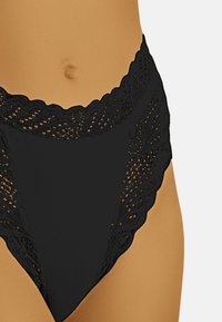 Bas de bikini noir taille haute avec des détails en dentelle, présentant un bord festonné et une finition en tissu lisse.