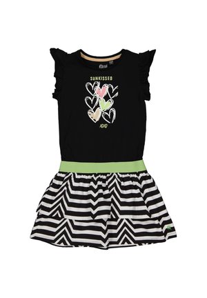 Robe noire avec des manches courtes à volants, une ceinture verte, et une jupe rayée avec un motif en zigzag. Le design comprend des graphiques en forme de cœur.