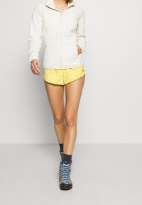 The North Face Pantalón corto de deporte - yellow