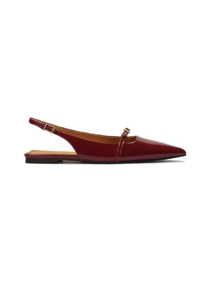 Zapatos planos slingback de charol rojo con punta puntiaguda, una sola correa en la parte frontal y suela negra baja. Cierre con hebilla en el talón.