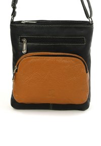 Zwarte leren crossbodytas met een getextureerde bruine voorzak met rits, zilveren hardware en contrasterende crème stiksels.