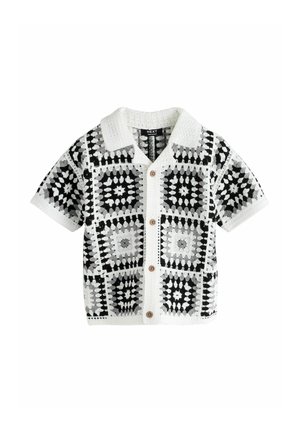 Czarna, biała i szara koszula na krótki rękaw, zapinana na guziki, wykonana szydełkiem, z fakturowanym kołnierzem i geometrycznymi wzorami w kształcie kwadratów.