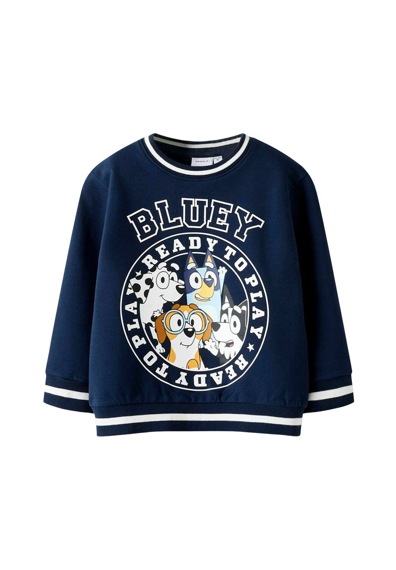 Námornícka mikina s bielymi a čiernymi pruhovanými manžetami. Obsahuje grafický potlač s kreslenými psami a text: "BLUEY READY TO PLAY" v tučnom písmene.