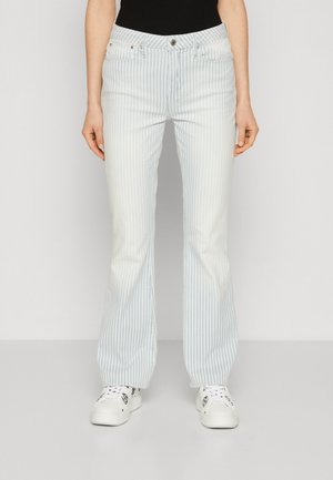 Jeans a campana di colore azzurro chiaro con righe verticali bianche, realizzati in denim, dotati di chiusura con bottone frontale e design a cinque tasche.