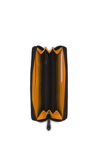 Peneženka na zip s černým vnějškem a jasně oranžovým vnitřkem. Obsahuje několik slotů na karty, zipovou přihrádku a hladký povrch.