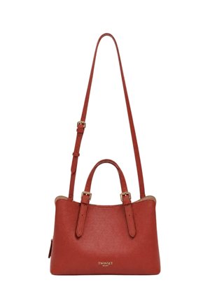 Borsa a mano in pelle rossa con due manici corti, una tracolla lunga e regolabile, dettagli in metallo dorato e logo "Twinset Milano" sul davanti.
