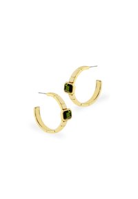 Pendientes de aro en tono dorado que presentan un diseño segmentado con un acento de gema verde cuadrada en la parte frontal. Textura suave y acabado pulido.