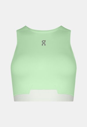 Top sportiv scurt, fără mâneci, de culoare verde deschis, cu decolteu rotund și logo mic gri plasat central lângă gulere.