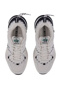 Sneakers bianchi in rete con dettagli neri, forma arrotondata, lacci a contrasto e logo sulla linguetta. Il tessuto testurizzato offre grip.