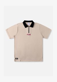 Polo beige de manga corta con cuello negro, cremallera frontal y logotipo "rivvia" en rojo y azul centrado debajo del cuello.