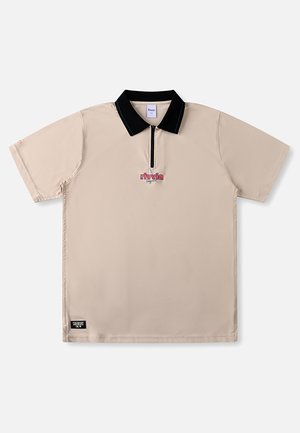 Bézs rövid ujjú galléros póló fekete gallérral, elülső cipzárral és a gallér alatt középen elhelyezkedő vörös-kék "rivvia" logóval.